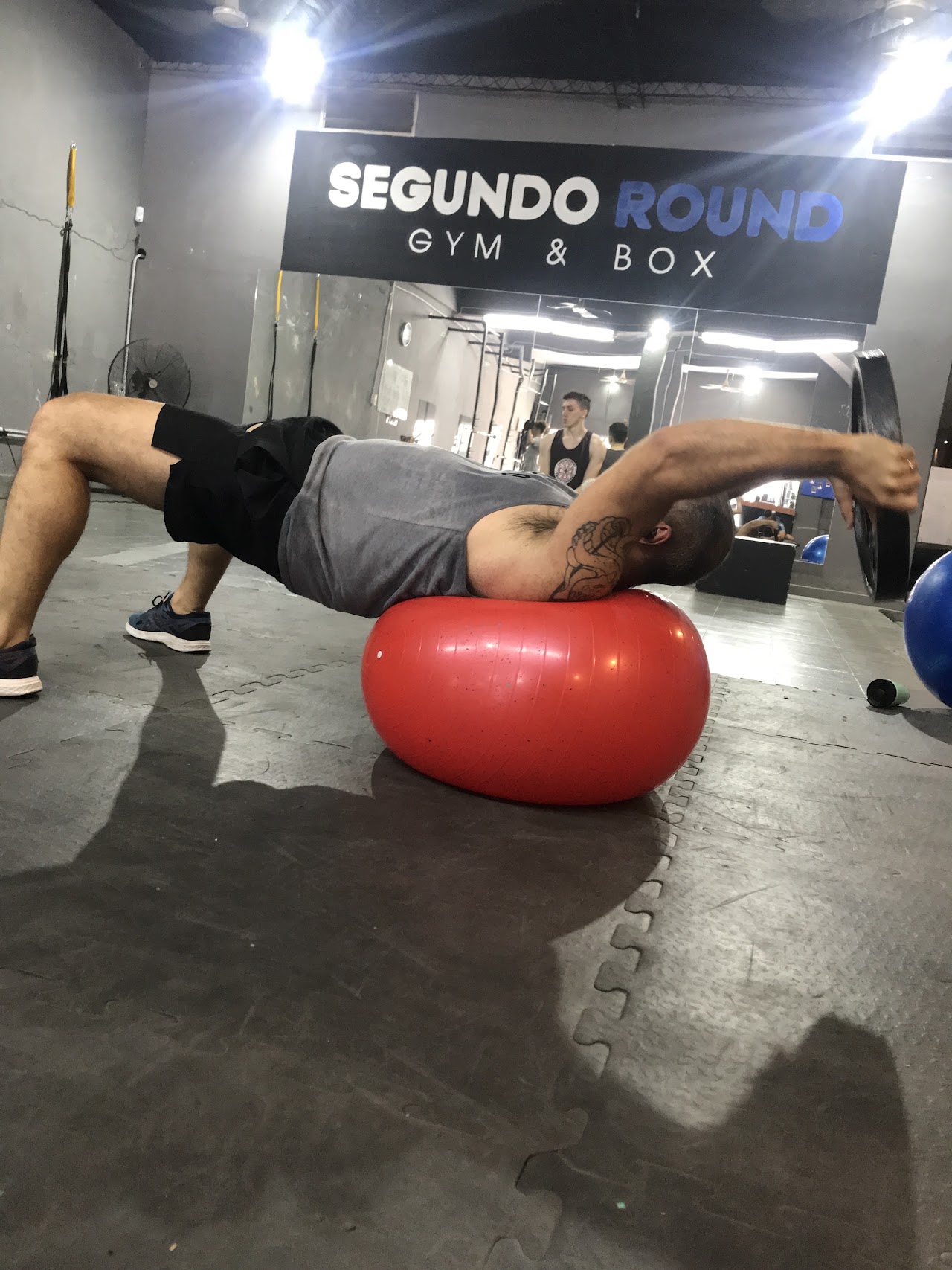 Interior de Segundo Round GYM y BOX con cartel de la marca