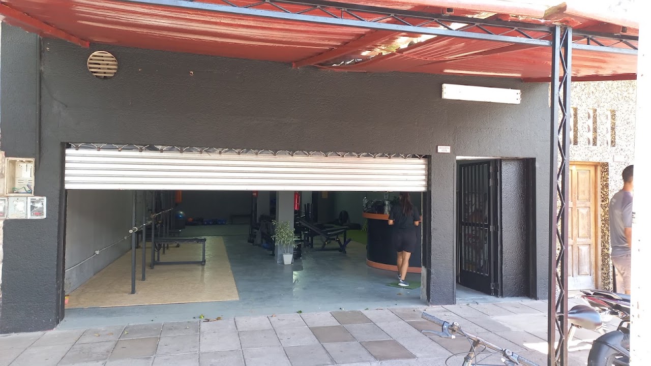 Vista del salón de Segundo Round GYM y BOX con el acceso abierto